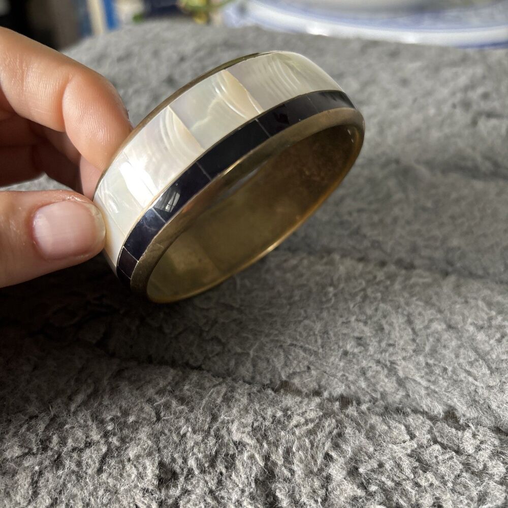 Vintage bangle bracelet in brass inlaid with black and white mother-of-pearl - Picture 6 of 7